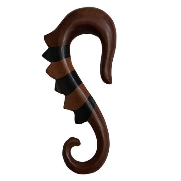 6mm Wooden Dragon Tail Ear Gauges Stretcher Hanger NEW Unisex - Picture 2 of 3